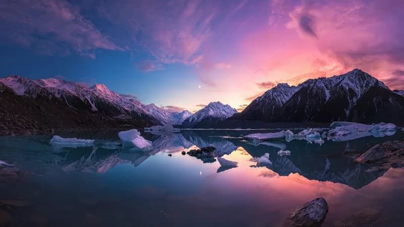 Glacial Lake View with Floating Icebergs Reflected Under a Purple and Pink Sunset 4K Wallpaper
